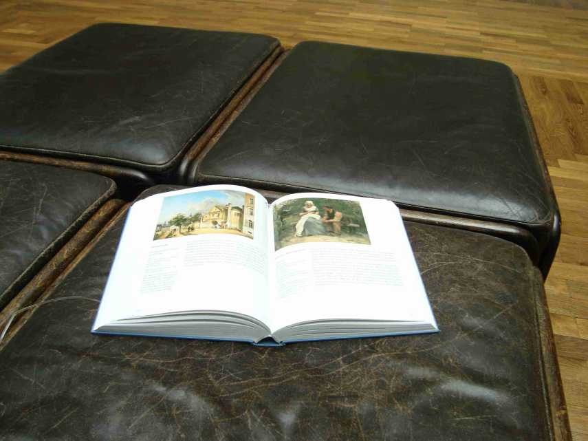 展示室の中央におかれたシートには、所蔵作品の目録ともなる本が置かれていた。